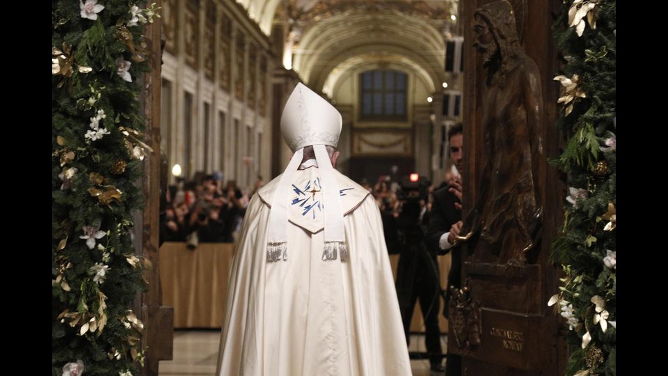 Francesco Papa apre Porta Santa nella Basilica di San Maria Maggiore (1 gennaio 2016) (Afp) &nbsp;