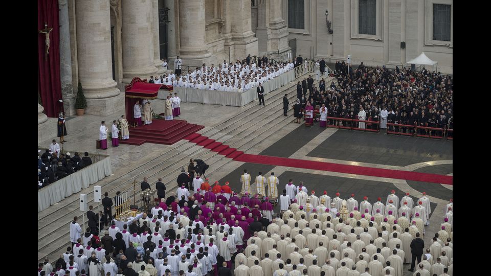 L'apertura della Porta Santa in San Giovanni in Laterano (8 dicembre 2015) (Afp)&nbsp;