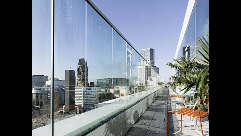 25hours Hotel Bikini, BerlinoUna pinta di Guinness a Dublino, una discesa sulle Alpi austriache, una notte sfrenata a Budapest. Chi crede che il 14 febbraio sia un giorno tristissimo per i single sbaglia di grosso. Sono sempre di pi&ugrave; infatti coloro che decidono di fuggire dall'atmosfera alla melassa di casa e partire con gli amici per una breve vacanza anti-Valentino. Dall'agriturismo toscano alla serata in discoteca di Budapest, fino alla visita culturale ad Edimburgo, ecco le 8 mete per i single secondo Booking.&nbsp;