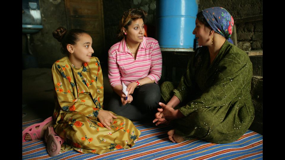 Egitto, 2005. Un'assistente sociale parla dei pericoli delle mutilazioni genitali a madre e figlia nel villaggio di Nazlet Ebeid, nell'Alto Egitto