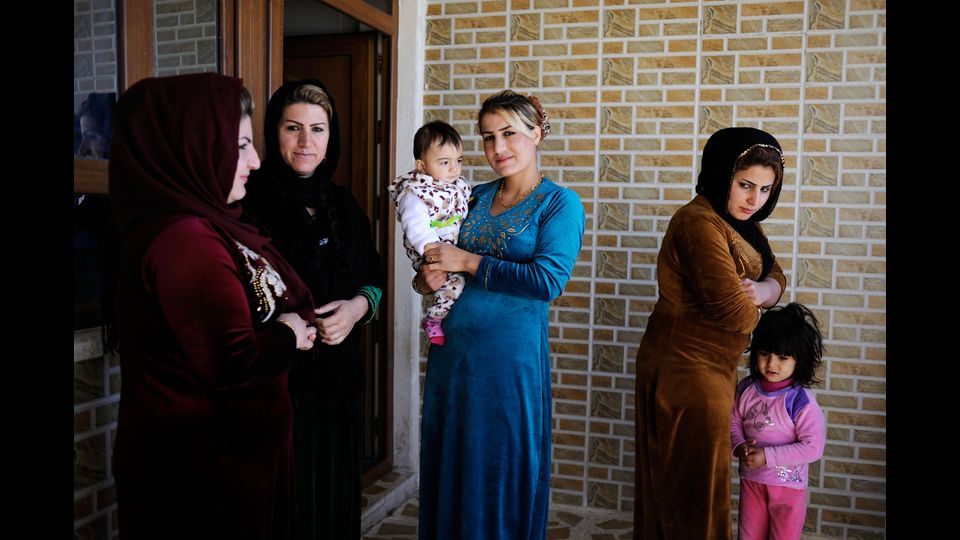 Iraq, 27 gennaio 2016. Alcune donne parlano nel villaggio di Halajay Gawra, uno dei cinque che con il sostegno dell'Unicef e' ora 'senza MGF'