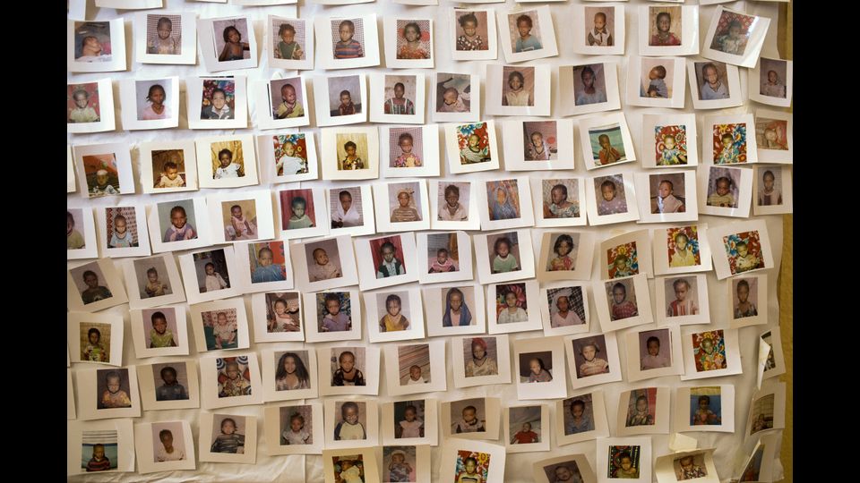 Etiopia 2009. Fotografie di ragazze che non sono state sottoposte a mutilazioni adornano le pareti dell'ufficio di un'organizzazione di attiviste per i diritti umani nella citta' di Awash Sabat Kilo