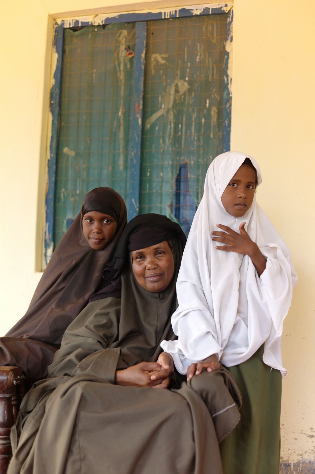 Kenya, 2011. Habiba Adbullahi Yunus siede con le sue figlie di 10 e 7 anni nella sua casa nel villaggio di Bulla Iftin, alla periferia di Garissa. La donna Yunus si e' rifiutata di sottoporre le bambine all'escissione