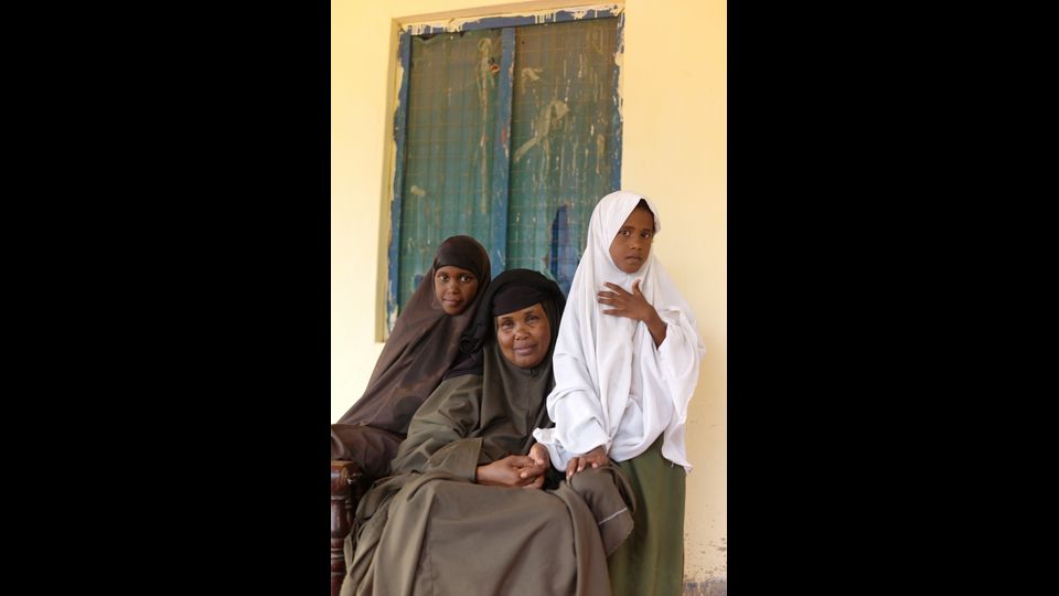 Kenya, 2011. Habiba Adbullahi Yunus siede con le sue figlie di 10 e 7 anni nella sua casa nel villaggio di Bulla Iftin, alla periferia di Garissa. La donna Yunus si e' rifiutata di sottoporre le bambine all'escissione