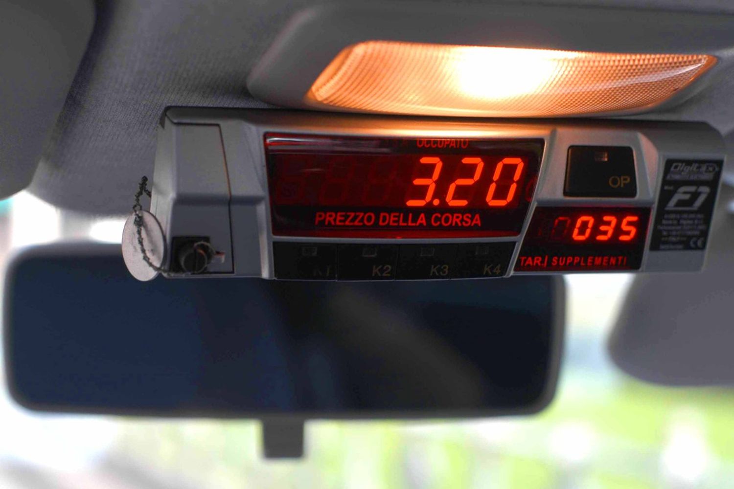 TAXI TASSAMETRO SERVIZIO PUBBLICO (Imagoeconomica)&nbsp;