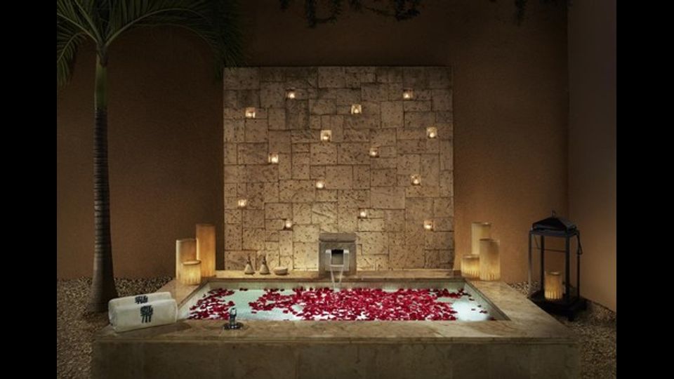 Banyan Tree Mayakoba, Messico (Fonte Booking)A due cuori innamorati, si sa, basta una capanna. Ma una bellissima stanza d'albergo in un posto da cartolina &egrave; meglio, soprattutto a San Valentino. L'importante, per&ograve;, &egrave; che sia romantica, come vuole la tradizione, e originale. Ecco allora la suite sull'albero ditata di tutti i confort in Maremma, la camera che si affaccia sulle cascate del Niagara e la stanza da mille e una notte in Marocco. Fino alle intramontabili terme. Ecco i 10 posti pi&ugrave; romantici al mondo.&nbsp;