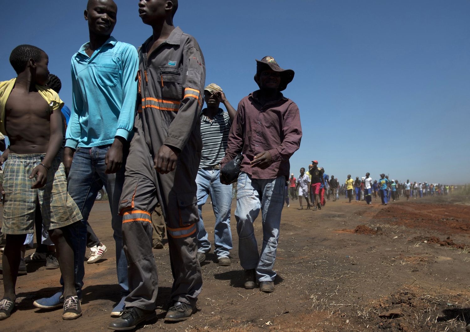 Sudafrica: crollo in miniera, tre dispersi e 75 portati in salvo