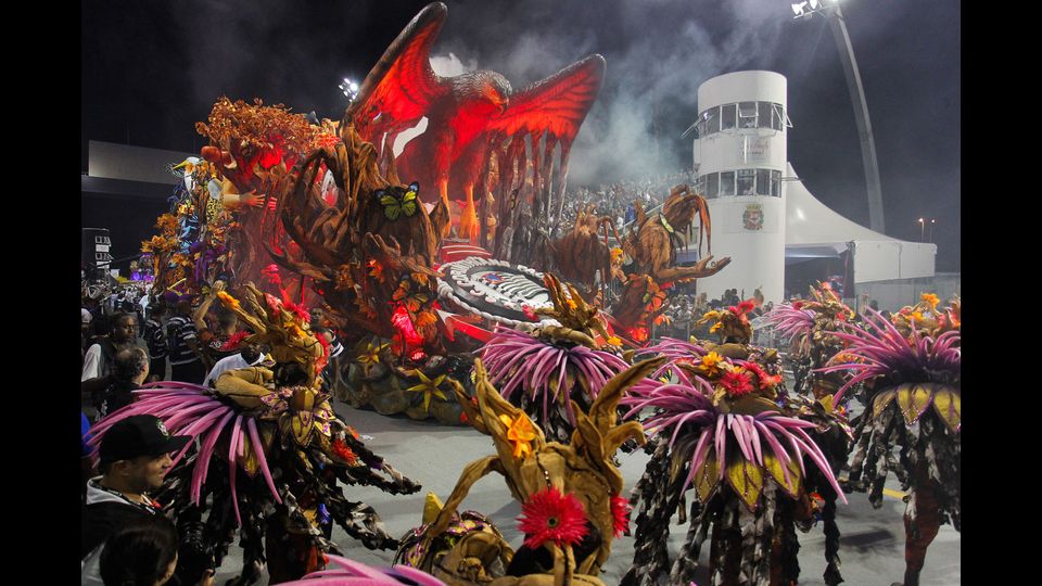 Le scuole di samba sfilano per le vie di Rio per il carnevale (Afp)&nbsp;