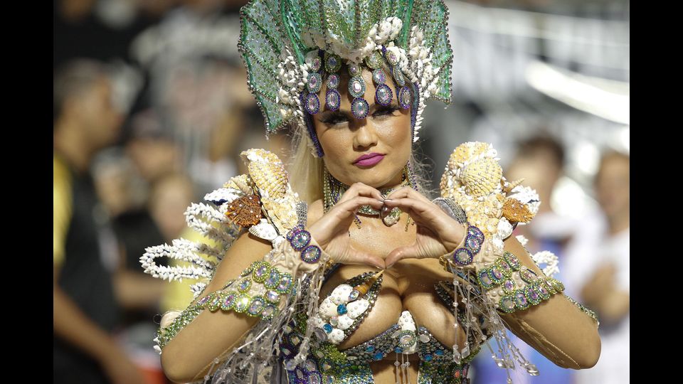 bellezza e costumi delle scuole di samba al carnevale brasiliano (Afp)&nbsp;