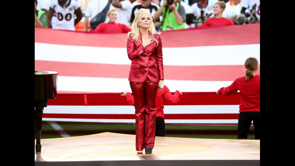 Super Bowl con il botto: ad aprire l'evento sportivo pi&ugrave; seguito dagli americani, una Lady Gaga in tailleur rosso, che ha cantato l'inno nazionale. Ma non &egrave; stata la sola: a intrattenere i tifosi ci hanno pensato anche Beyonce, Bruno Mars e i Coldplay. (Afp)