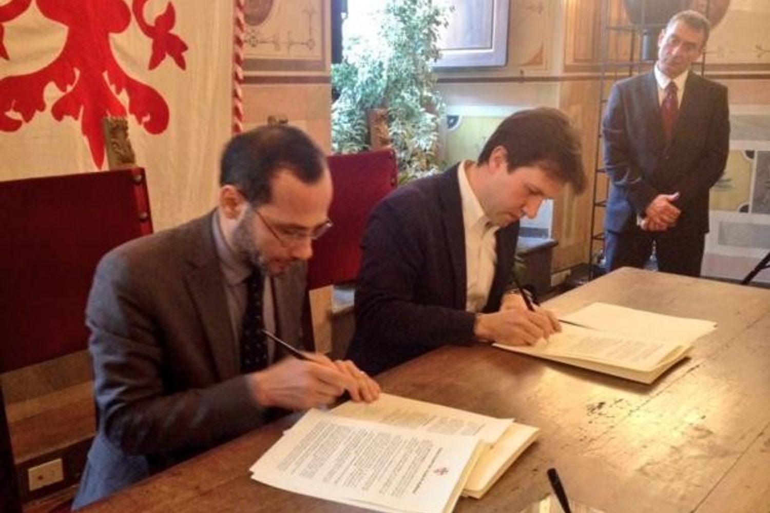 Dario nardella sindaco Firenze firma primo patto cittadinanza con presidente Ucoii