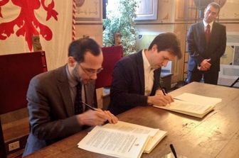 Dario nardella sindaco Firenze firma primo patto cittadinanza con presidente Ucoii