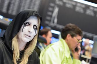 Borsa Francoforte operatore travestito da Marylin Manson (Afp)&nbsp;