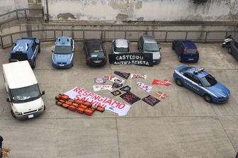materiale sequestrato anti Salvini (foto red. Cagliari)&nbsp;