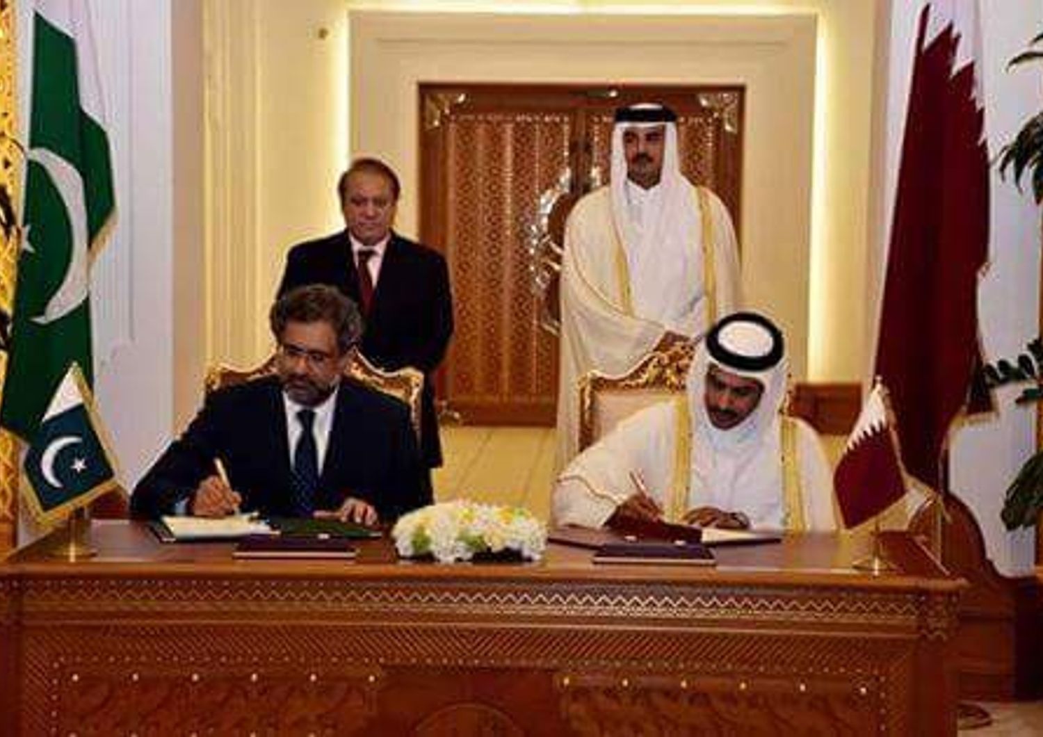 &nbsp;Accordo fornitura gas naturale LNG tra Pakistan e Qatar ministro pakistano petrolio Shahid Khaqan Abbasi e dal numero uno del Qatar gas Saad Sherida Al Kaabi - fb