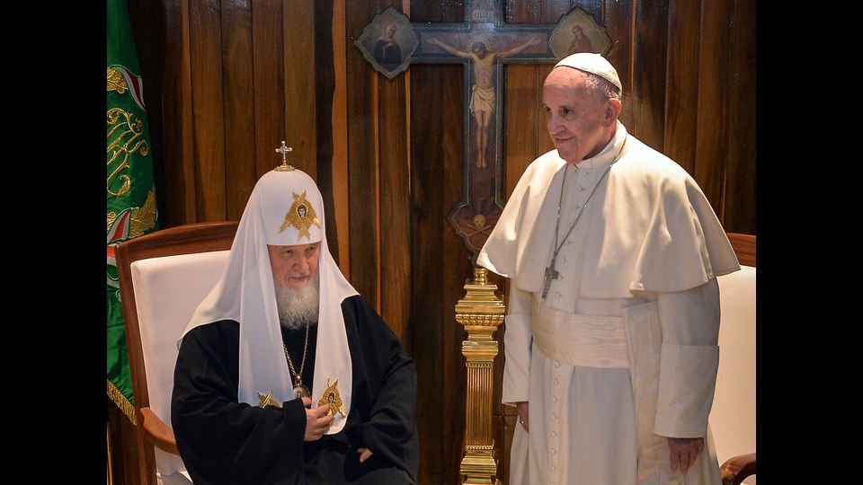 Papa abbraccia Kirill, poi l'incontro &quot;tanto voluto&quot;&nbsp;