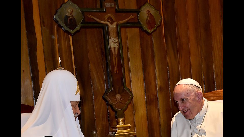 Papa abbraccia Kirill, poi l'incontro &quot;tanto voluto&quot;&nbsp;