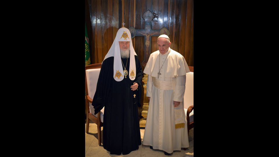 Papa abbraccia Kirill, poi l'incontro &quot;tanto voluto&quot;&nbsp;
