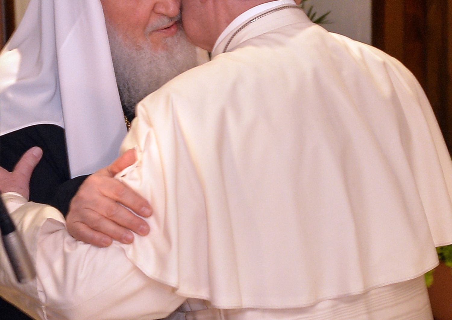Papa abbraccia Kirill, poi l'incontro &quot;tanto voluto&quot;&nbsp;