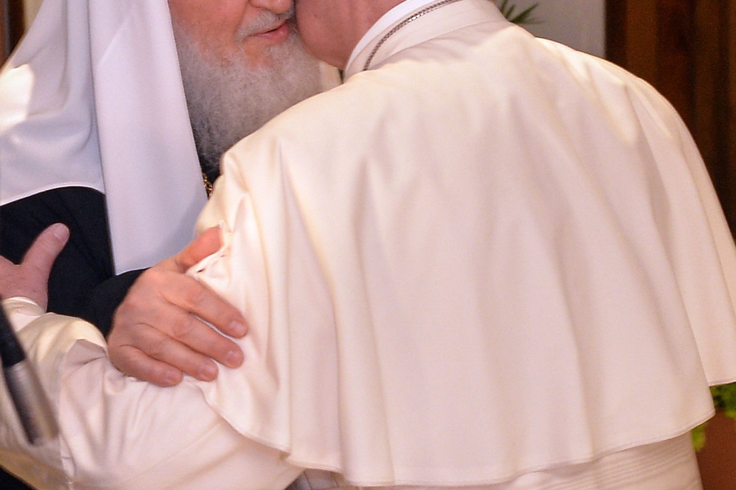 Papa abbraccia Kirill, poi l'incontro &quot;tanto voluto&quot;&nbsp;