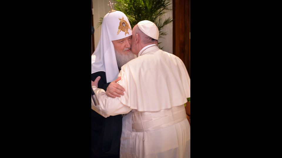 Papa abbraccia Kirill, poi l'incontro &quot;tanto voluto&quot;&nbsp;