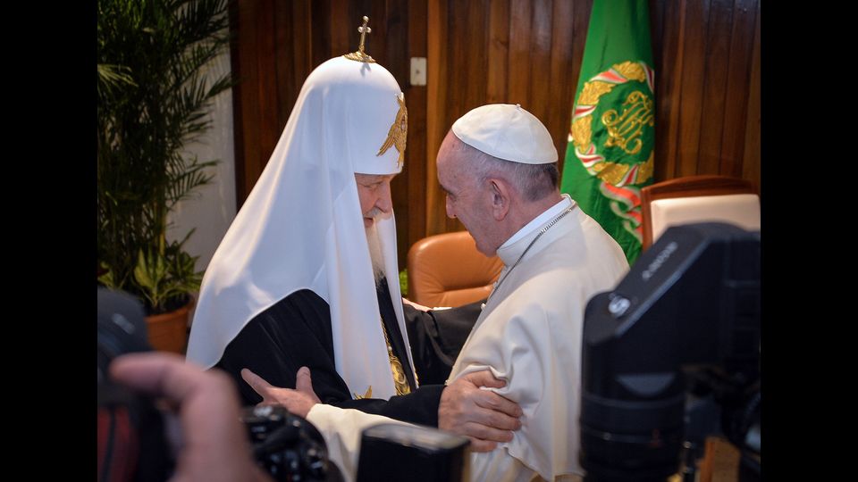 Papa abbraccia Kirill, poi l'incontro &quot;tanto voluto&quot;&nbsp;