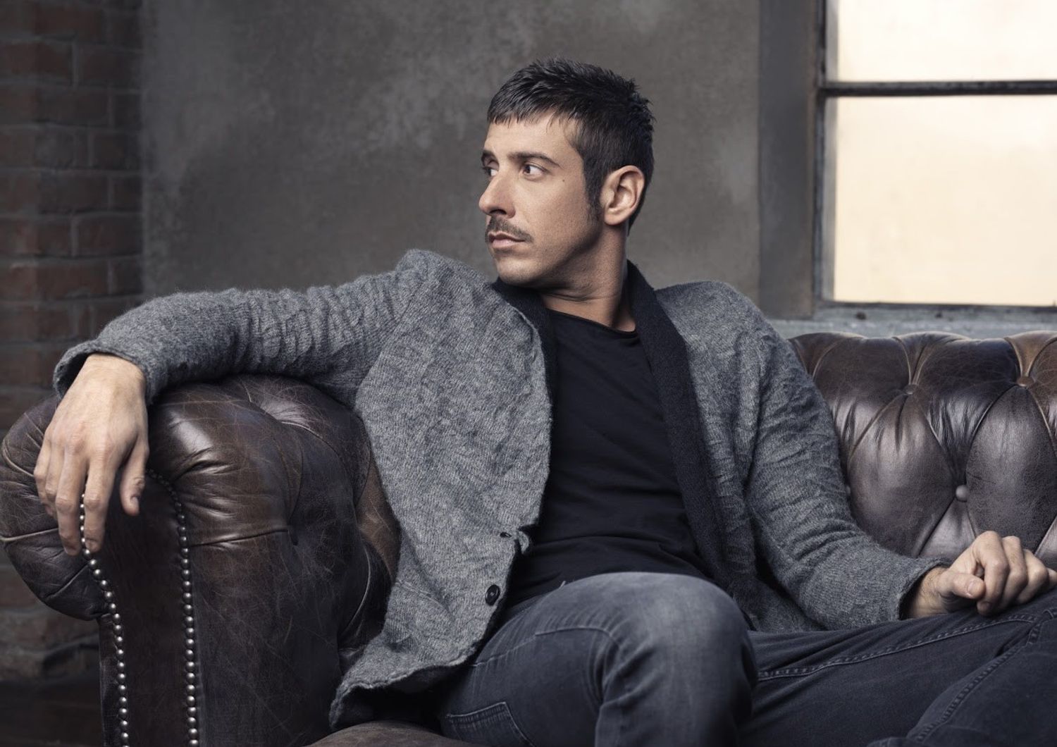 Francesco Gabbani vince tra le &#39;nuove proposte&#39;