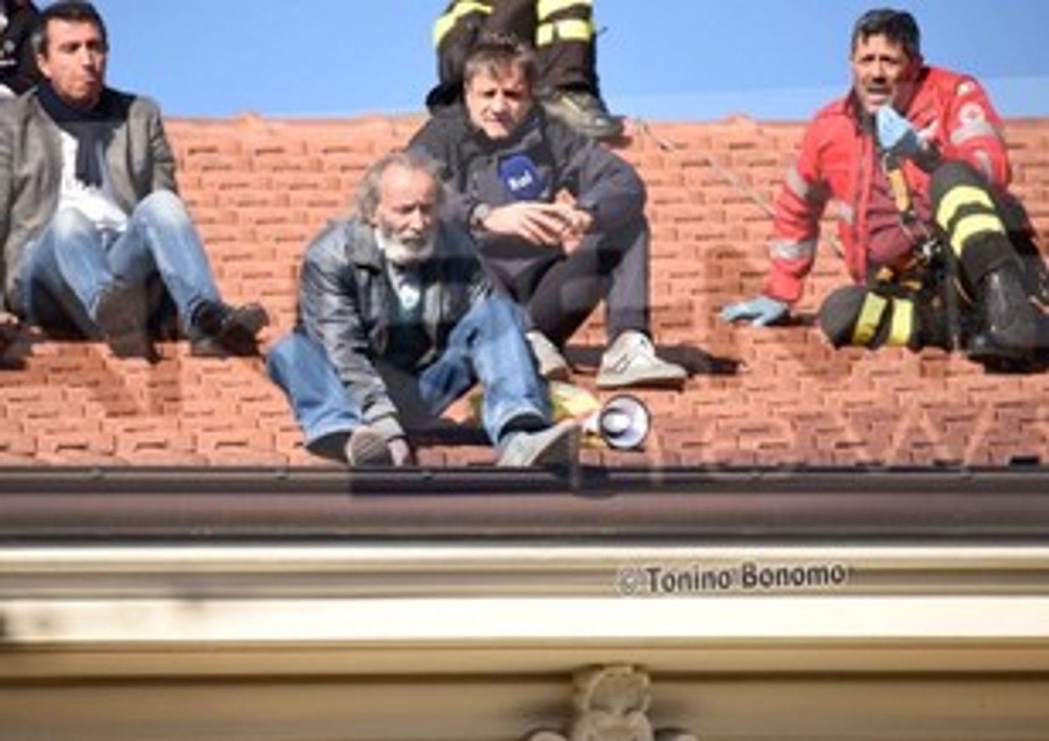 &nbsp;Minaccia di buttarsi dal tetto, vice questore blocca 67enne a Sanremo
