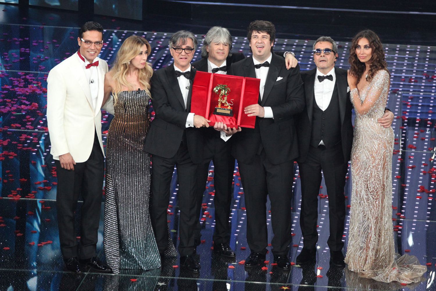 &nbsp;Gabriel Garko, Madalina Ghenea e Virginia Raffaele con gli Stadio, 66&deg; Festival della Canzone Italiana, finale (Ravaglifoto)