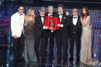 &nbsp;Gabriel Garko, Madalina Ghenea e Virginia Raffaele con gli Stadio, 66&deg; Festival della Canzone Italiana, finale (Ravaglifoto)