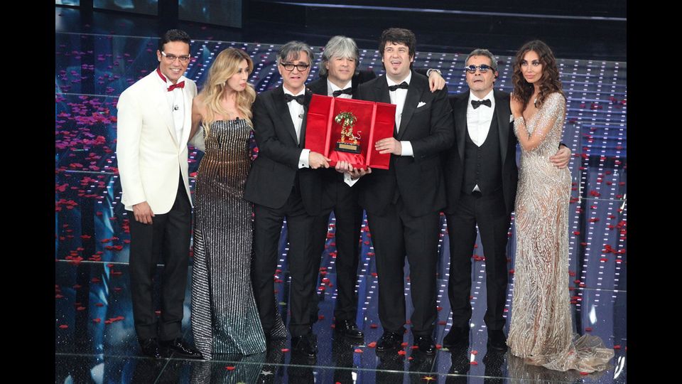 &nbsp;Gabriel Garko, Madalina Ghenea e Virginia Raffaele con gli Stadio, 66&deg; Festival della Canzone Italiana, finale (Ravaglifoto)