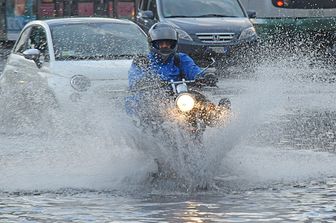 &nbsp;maltempo, pioggia, scooter, auto (Agf)