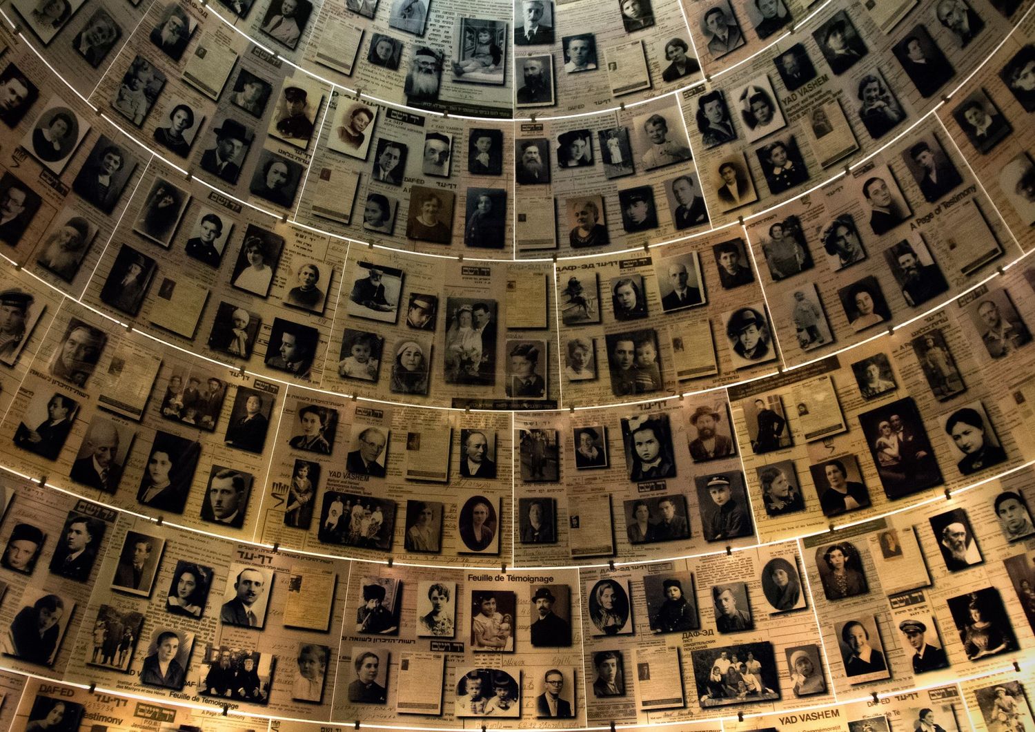 Le foto delle vittime dell'Olocausto in un luogo di memoria