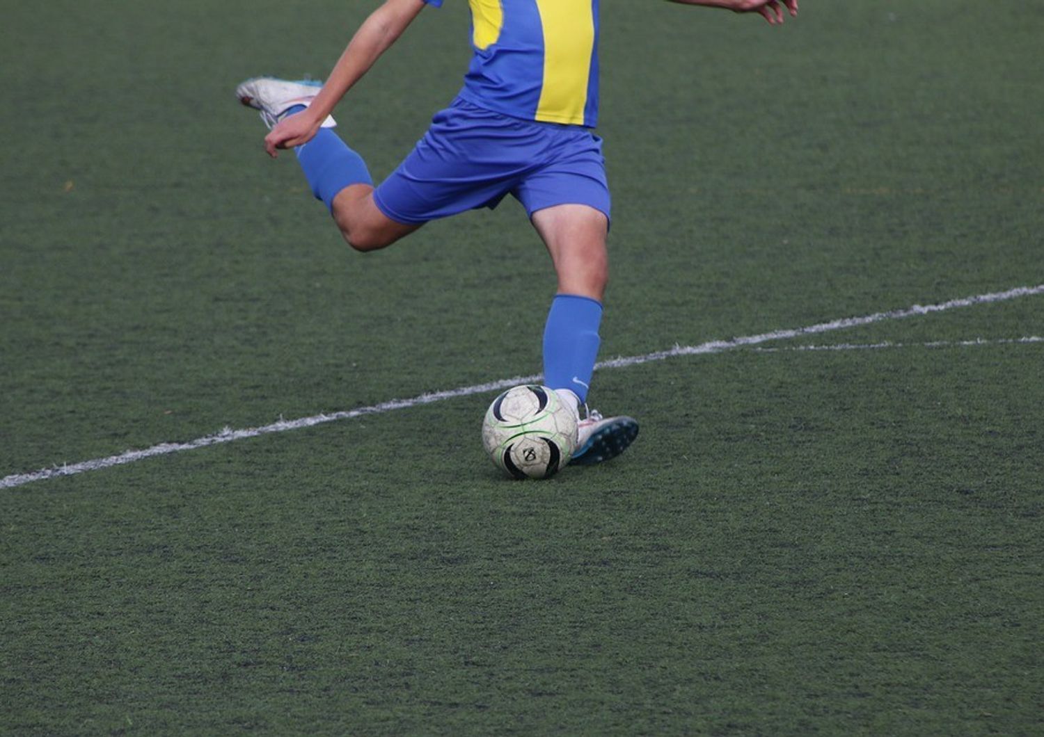 &nbsp;ragazzo giocare a calcio - pixabay