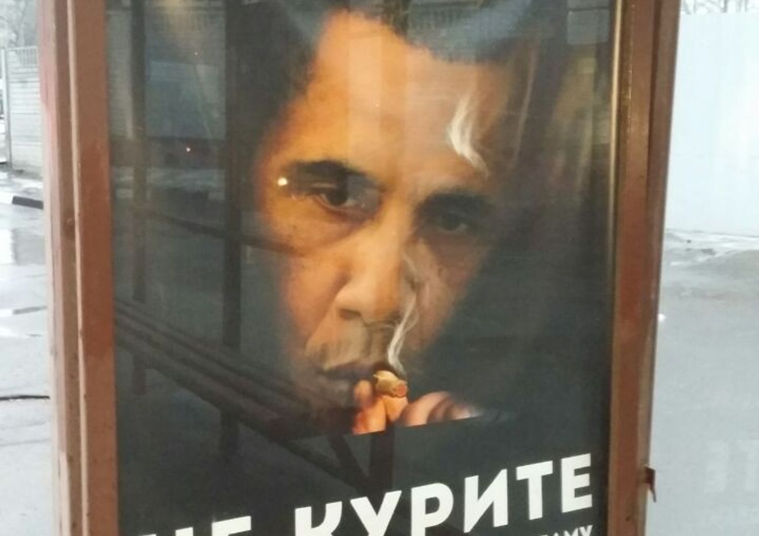 Pubblicit&agrave; anti fumo in Russia con foto di Obama (Twitter)&nbsp;