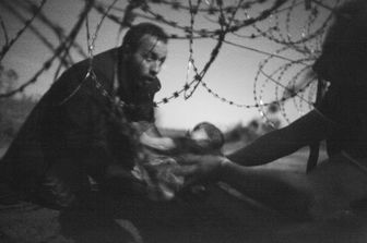 foto World press 2016 Foto Warren Richardson bambino migrante sotto filo spinato