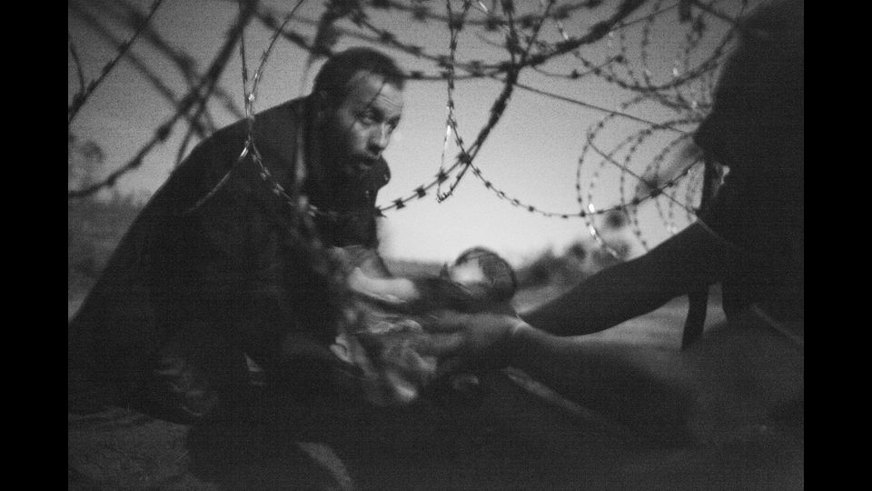 Categoria&nbsp;Spot News -&nbsp;La foto vincitrice del World Press 2016 'Il bambino migrante sotto il filo spinato' di Warren Richardson, Australia