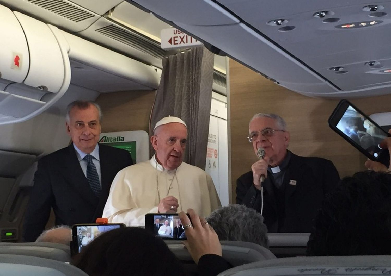 Papa Francesco in volo dal Messico (Afp)&nbsp;