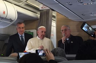 Papa Francesco in volo dal Messico (Afp)&nbsp;