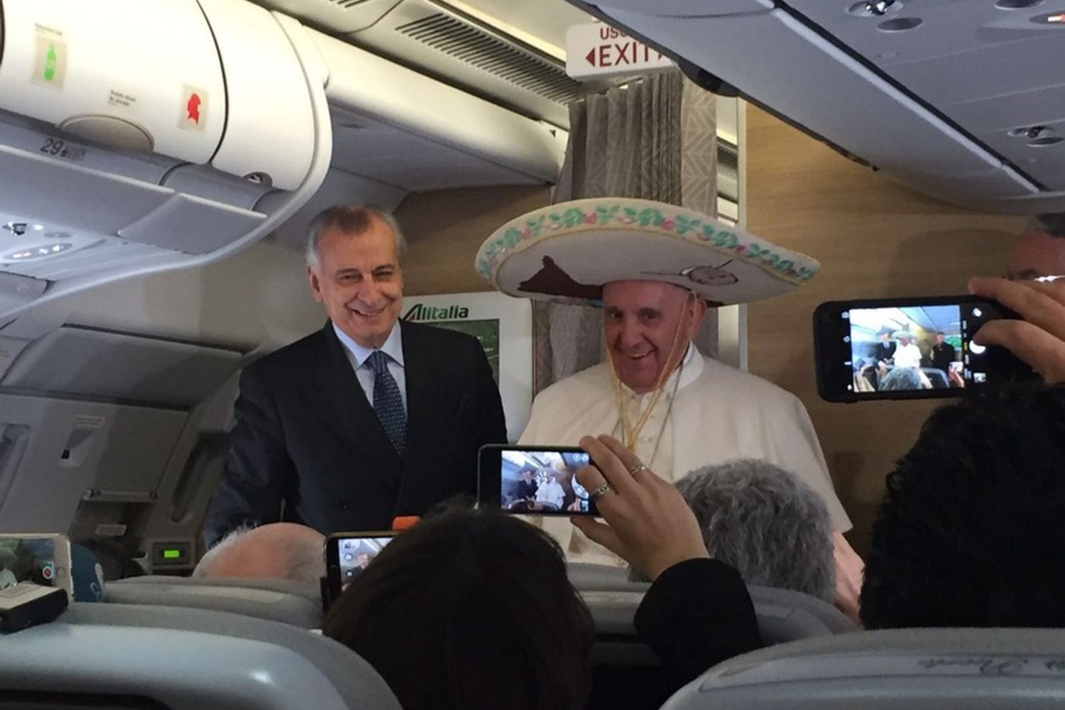 Papa Francesco in volo dal Messico (Afp)&nbsp;