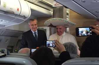 Papa Francesco in volo dal Messico (Afp)&nbsp;