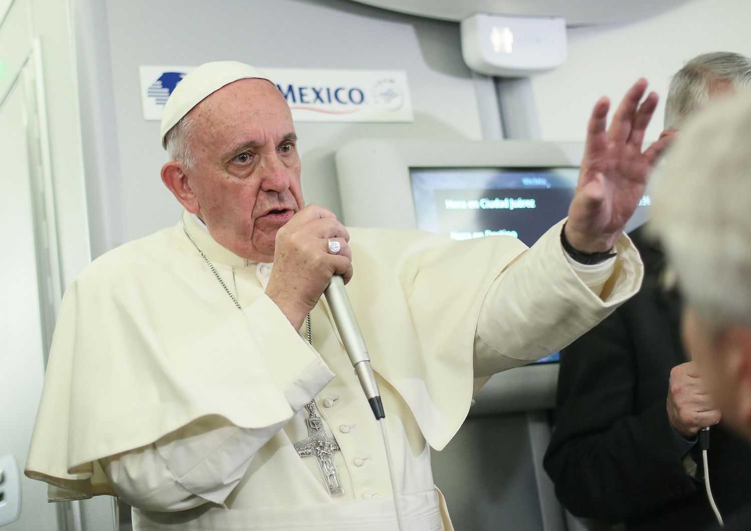 &nbsp;Papa Francesco in volo dal Messico (Afp)&nbsp;