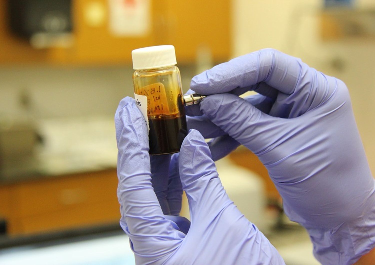 &nbsp;ricerca ricercatori sangue provette analisi campione medicina - pixabay