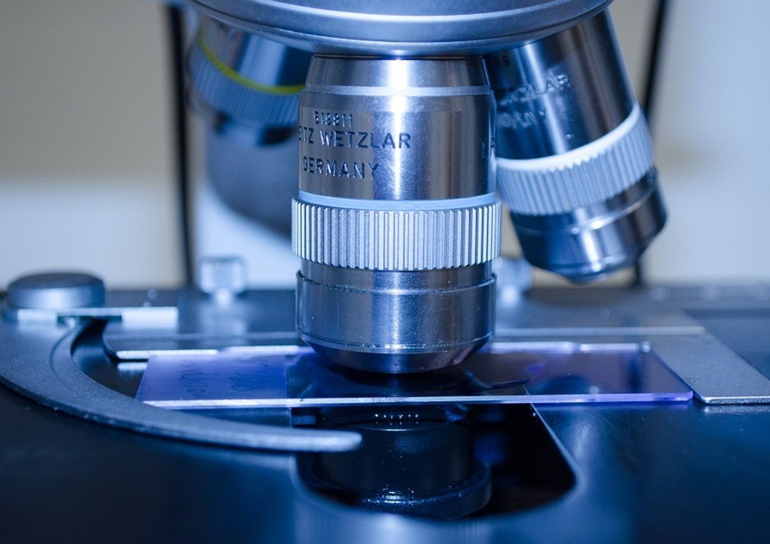&nbsp; ricerca ricercatori medicina scienza esperimenti sperimentazione microscopio - pixabay