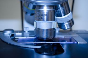 &nbsp; ricerca ricercatori medicina scienza esperimenti sperimentazione microscopio - pixabay