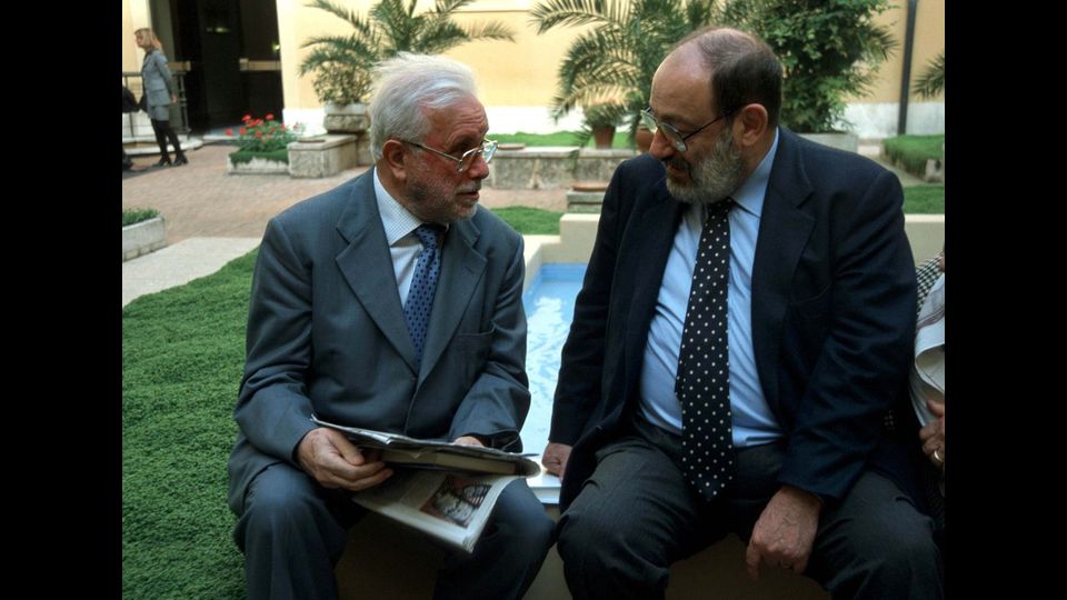 Umberto Eco con Luciano De Crescenzo (Imagoeconomica)
