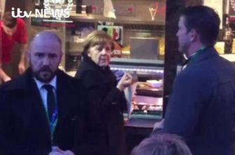 Merkel mangia le patatine (foto da itv news)&nbsp;