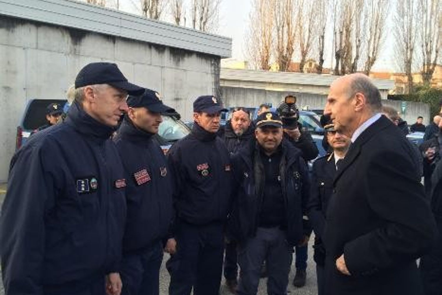 Capo Polizia con i sub del CNES 2 ricorda il sub Sanarico Rosario (foto da polizia)&nbsp;