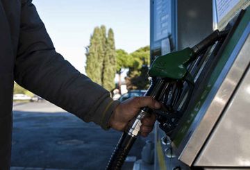 Buoni benzina contro il caro carburante e sanzioni per i distributori:  nuovo piano del Governo