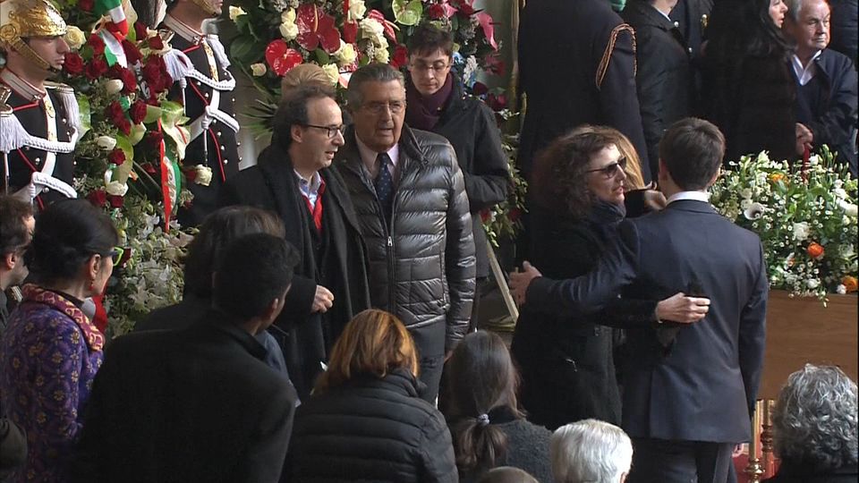 Roberto Benigni assiene alla moglie Nicoletta Braschi rende omaggio a Umberto Eco (Afp)